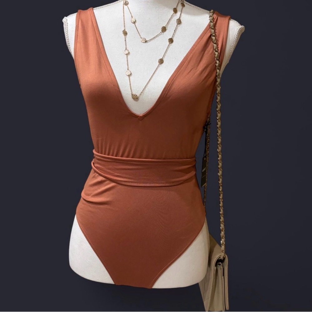 BRAND NWT Forever 21 Ginger V-Neck Bodysuit